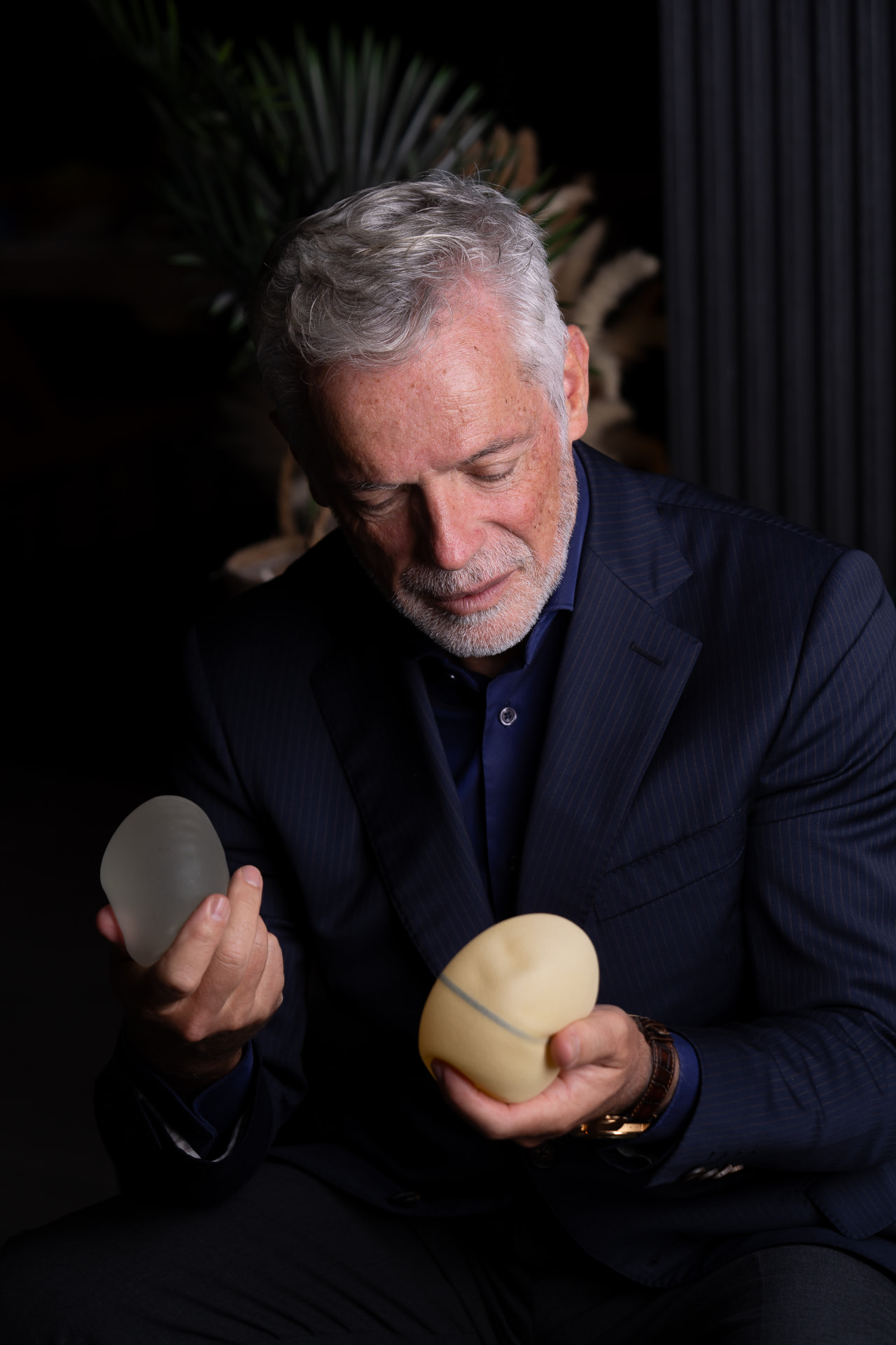Dr. Seixas Martins, cirurgião plástico em Lisboa, durante o planeamento de uma cirurgia mamária