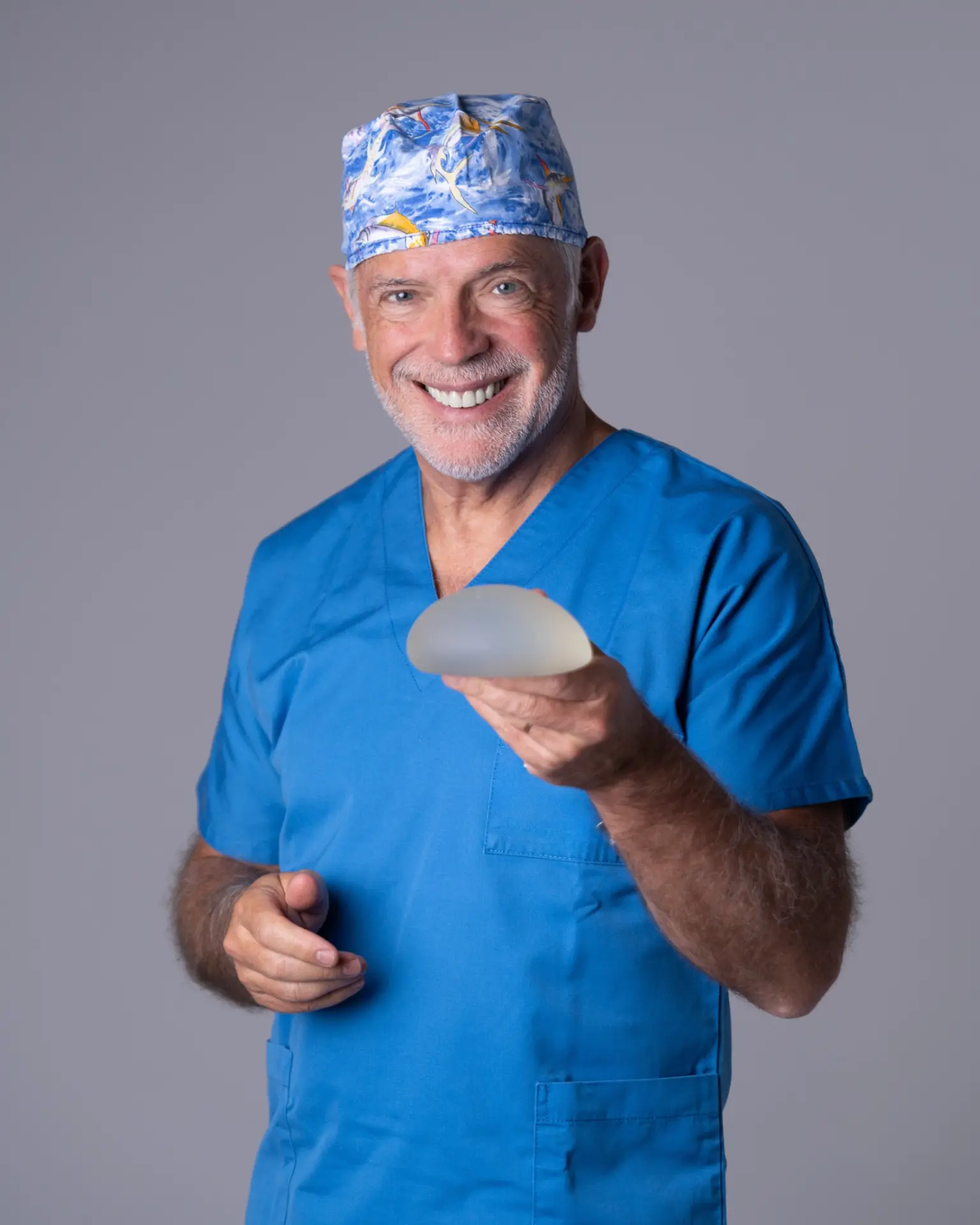 Dr. Seixas Martins durante o planeamento de um aumento mamário